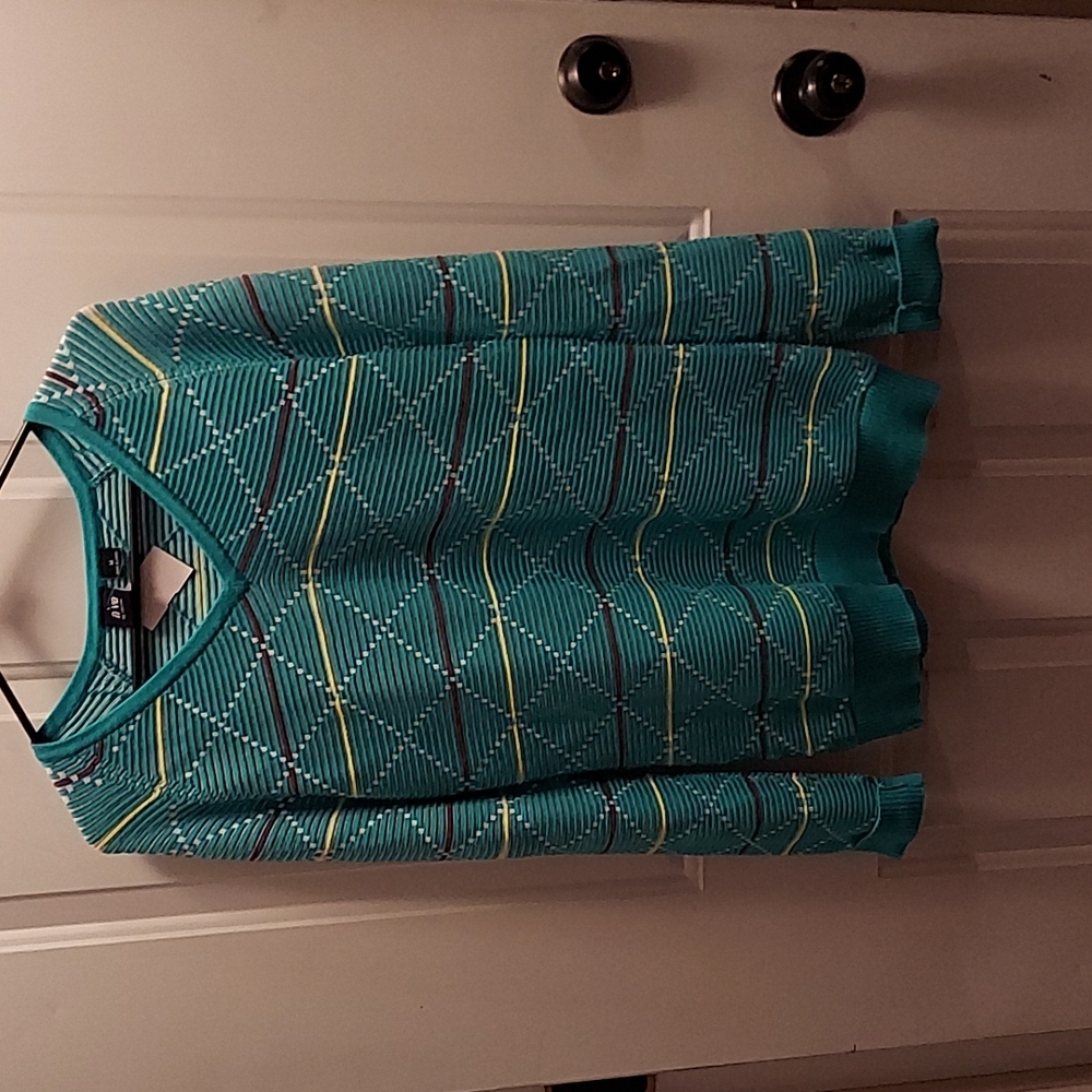 Women's Nivo sweater top
